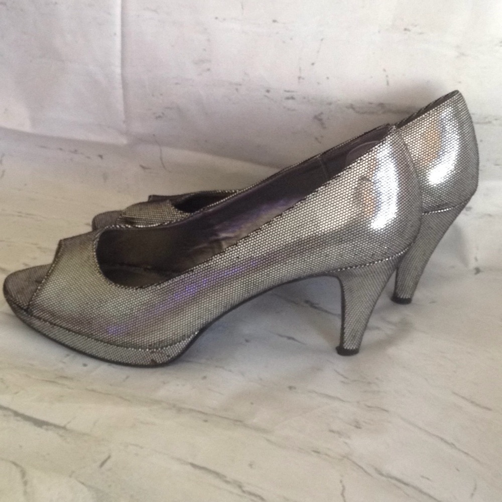 Bandolino silver metallic open toe pumps